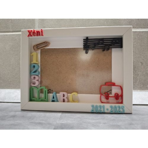Iskolai témájú, 3D nyomtatott dioráma képkeret, 20×15×3 cm – Ari Art